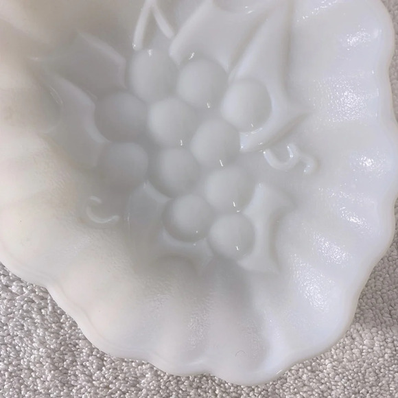 Vintage Milk Glass Grapes Embossed Textured Bowl Dish Snack Dish Trinket Dish - Picture 4 of 10
